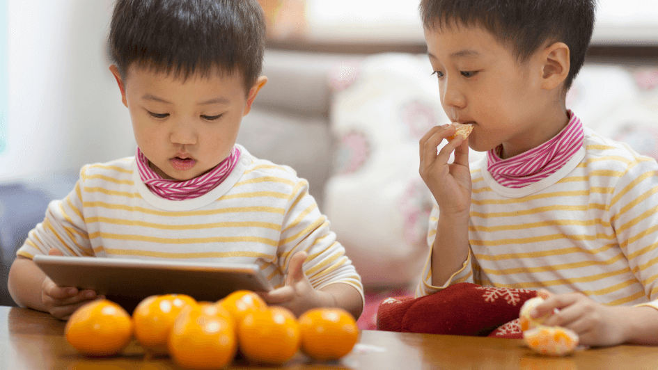 kids eating mandarins on oshougatsu