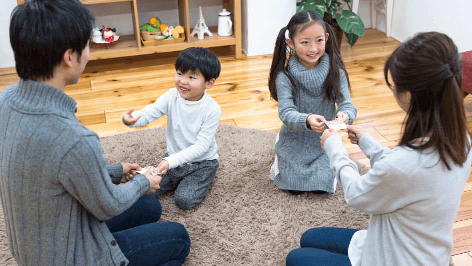 giving kids otoshidama at New Years