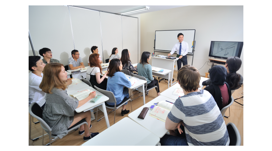 Estudiantes durante una lección en la escuela japonesa Akamonkai.